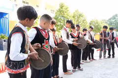 Quang Ngai introduces gong culture and xoang dance into schools, helping preserve, promote and spread the value of traditional cultural heritage. (Photo: VNA)