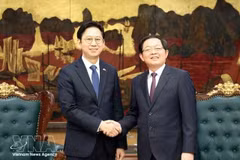 Vietnamese Deputy Prime Minister Ho Quoc Dung (R) and Deputy Prime Minister and Minister of Science and ICT of the Republic of Korea (RoK) Bae Kyung Hoon in Ha Noi on April 22, 2026. (Photo: VNA)