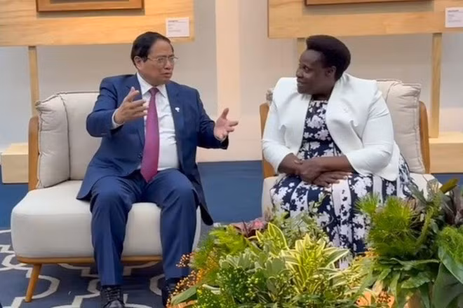 PM Pham Minh Chinh (L) meets with Ugandan Vice President Jessica Rose Epel Alupo in Rio de Janeiro on July 6. (Photo: Government Portal)
