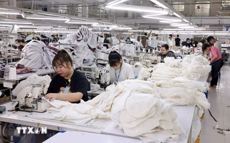 Sewing clothes for export. (Photo: Tran Viet/VNA)