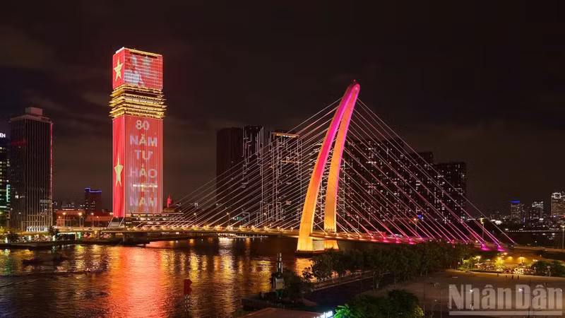 The connection between the two riverbanks has created new development opportunities for Thu Thiem, where the Central Square and Administrative Centre projects were launched on April 29.