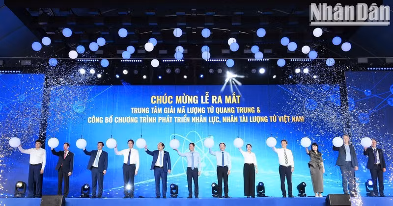 Delegates perform the ceremony to inaugurate the Quang Trung Quantum Decoding Centre.