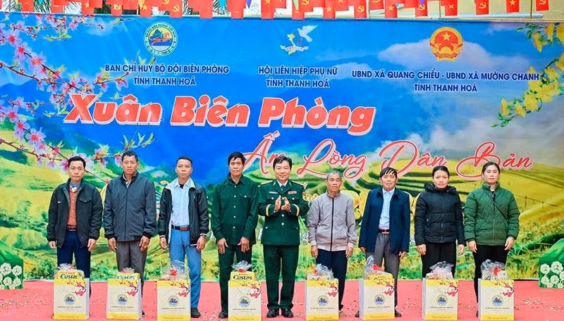 Thanh Hoa Border Guard officers present gifts to families and individuals in border areas.