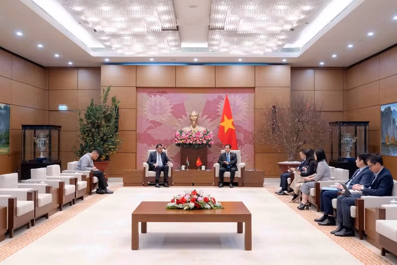 At a working session between General Secretary of the National Assembly (NA) and Chairman of the NA Office Le Quang Manh and Secretary General of the Jordanian House of Representatives Awwad A. O. Alghuwairi in Ha Noi on February 2. (Photo: daibieunhandan.vn)