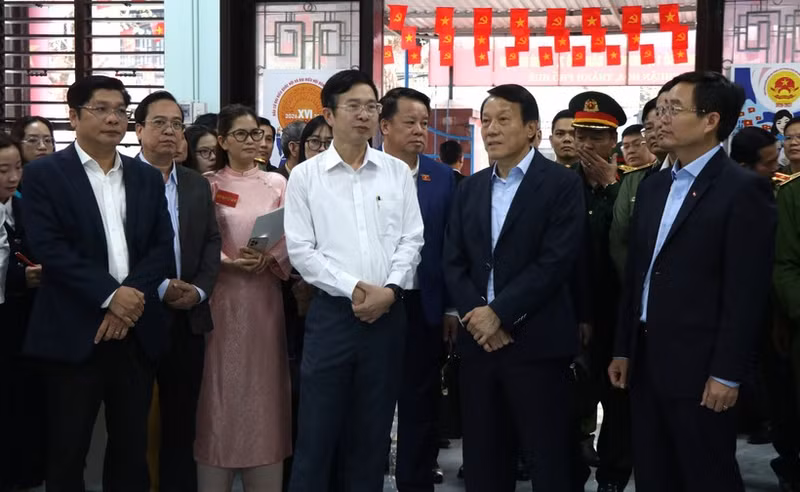 General Luong Tam Quang (second from right) inspects election preparations at Thuan Hoa ward, Hue city. (Photo: VNA)