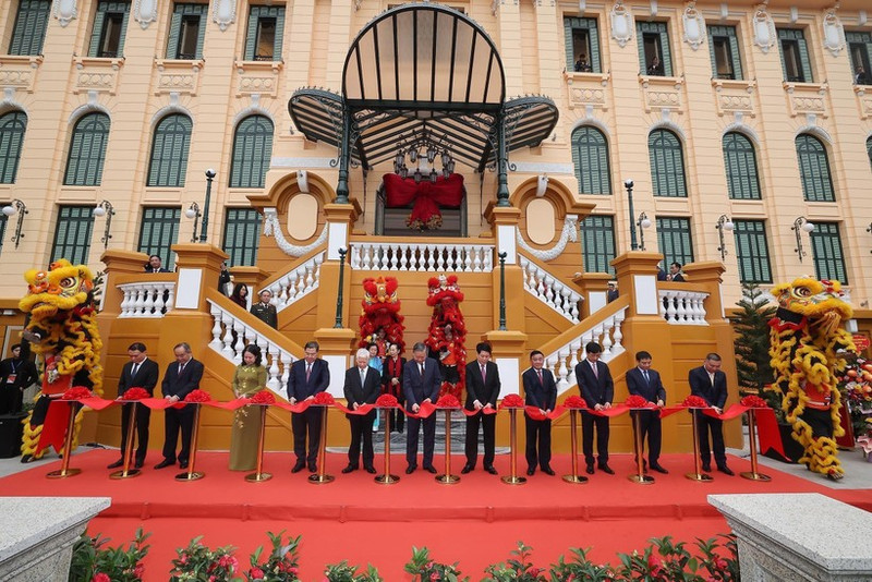 Party General Secretary To Lam, State President Luong Cuong and other officials cut the ribbon to officially inaugurate the renovated, upgraded and newly built headquarters of the Presidential Office at No. 2 Le Thach Street in Ha Noi on February 2. (Photo: VNA)