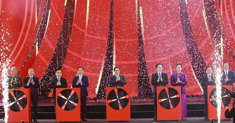 PM Pham Minh Chinh and delegates kick off the first Glorious Spring Fair 2026 (Photo: VNA)
