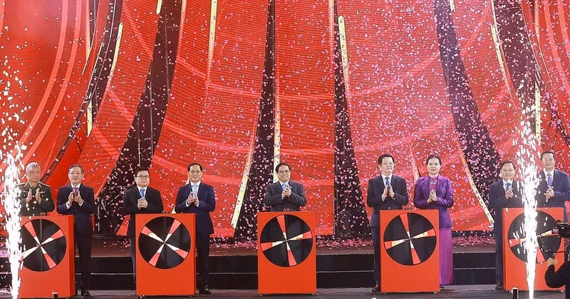 PM Pham Minh Chinh and delegates kick off the first Glorious Spring Fair 2026 (Photo: VNA)