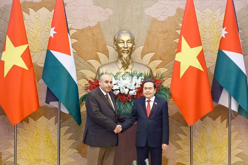 National Assembly Chairman Tran Thanh Man (R) welcomes Speaker of the Jordanian House of Representatives Mazen Turki El Qadi (Photo: VNA)