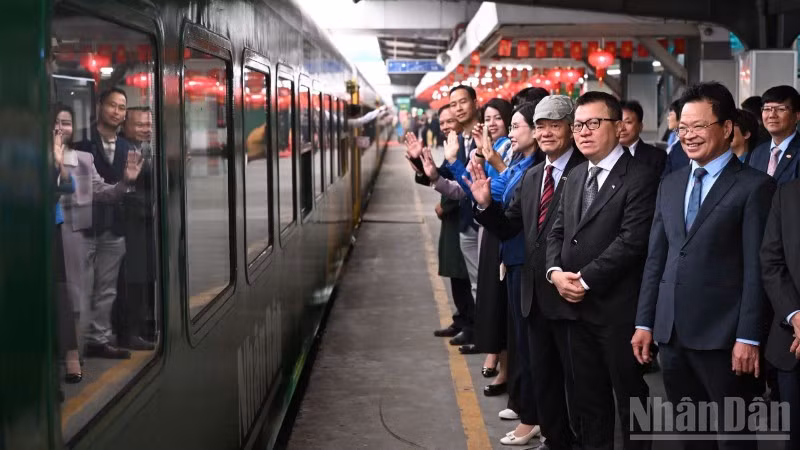 The “Happiness Train” officially departed from Ha Noi Railway Station on the morning of February 2, 2026. (Photo: Thanh Dat)