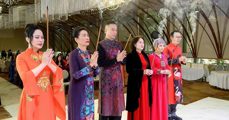 Members of the Viet Nam Ao Dai Club offer incense in tribute to the Patron Ancestor of the tailoring profession.