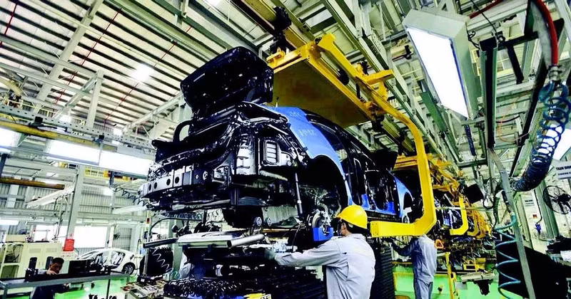 Operating a modern machinery system for producing textile and dyeing products at Ninh Thuan Textile and Dyeing Co., Ltd., Du Long Industrial Park, Thuan Bac Commune, Khanh Hoa Province. (Photo: Nguyen Thanh)