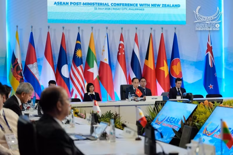 Vietnamese Minister of Foreign Affairs Le Hoai Trung and his New Zealand counterpart Winston Peters co-chair the ASEAN-New Zealand Post-Ministerial Conference (PMC) on the sidelines of the 59th ASEAN Foreign Ministers' Meeting (AMM-59) and Related Meetings in Manila, the Philippines, on July 22. (Photo: Courtesy of the Ministry of Foreign Affairs)