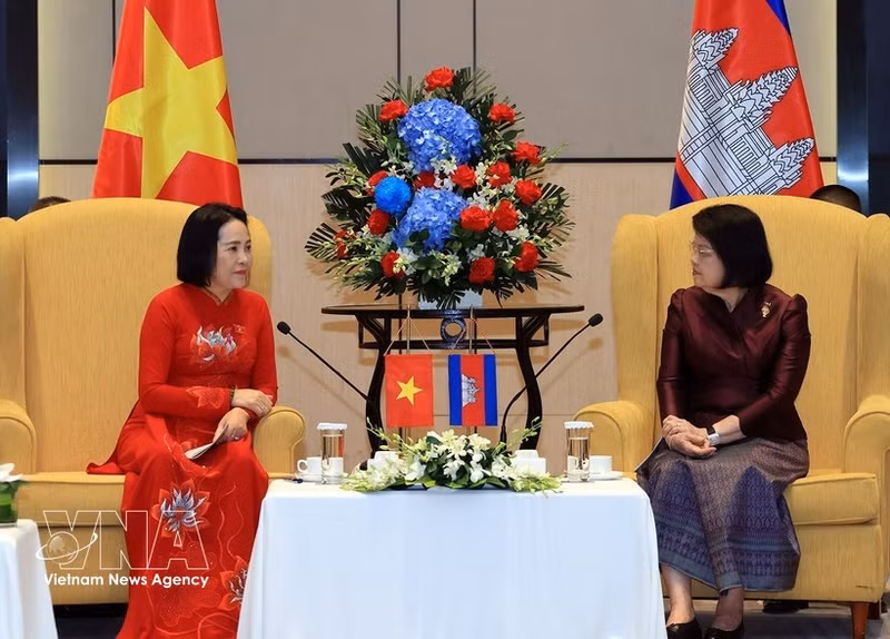 Cambodian National Assembly President Samdech Khuon Sudary (R) and Vietnamese National Assembly Vice Chairwoman and President of the Viet Nam–Cambodia Friendship Association Nguyen Thi Thanh. (Photo: VNA)