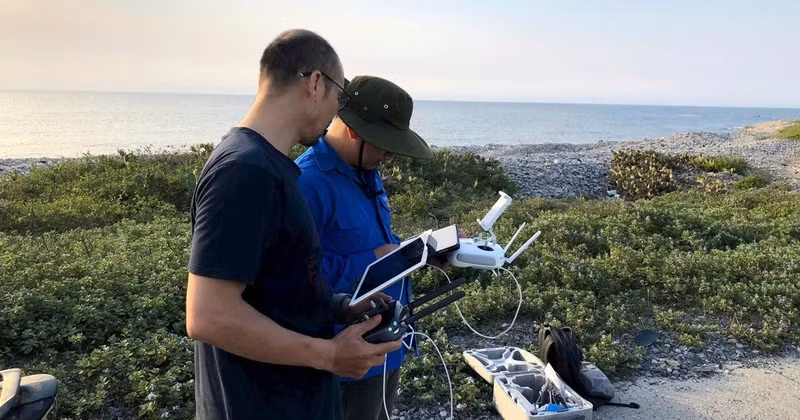 Using a small civilian UAV to monitor and survey ecosystems on Bach Long Vi Island (Hai Phong City). (Photo: HIEU THAO)