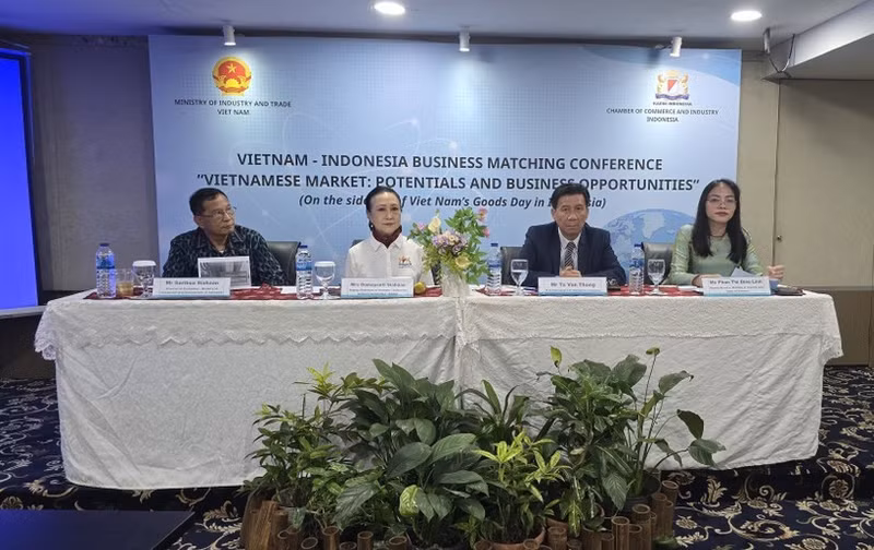 Vietnamese Ambassador to Indonesia Ta Van Thong and trade representatives from Viet Nam and Indonesia at the business matching conference in Jakarta on July 29. (Photo: VNA)