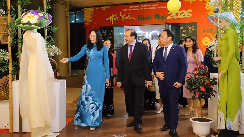  Director of the Viet Nam National Exhibition Centre for Culture and Arts Nguyen Hang Nga introduces exhibition displays at the Lunar Spring Festival of the Year of the Horse to Deputy Minister Ta Quang Dong and delegates, guests.