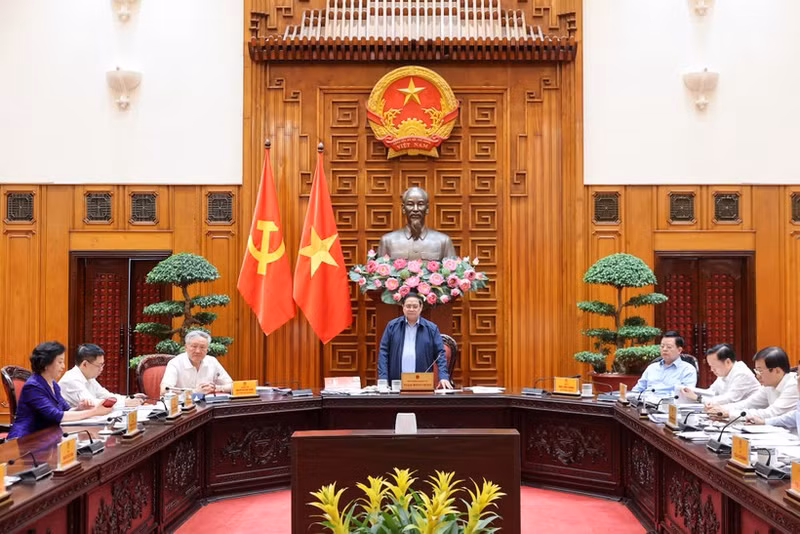 PM Pham Minh Chinh chairs the meeting of the Government’s standing members and Standing Board of the Government Party Committee on April 3. (Photo: baochinhphu.vn)