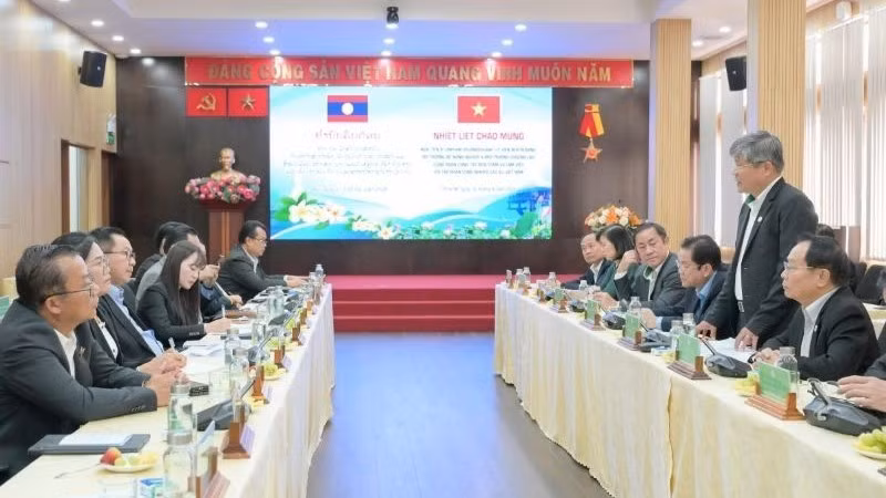 Representatives of the Lao Ministry of Agriculture and Environment and VRG exchange and discuss orientations for cooperation in developing the rubber industry in the coming period.