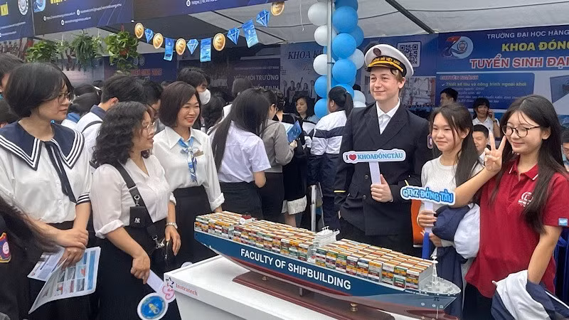 Hai Phong City aims to become one of the country’s leading centres for education and training. In the photo is an enrolment counselling day at Viet Nam Maritime University.