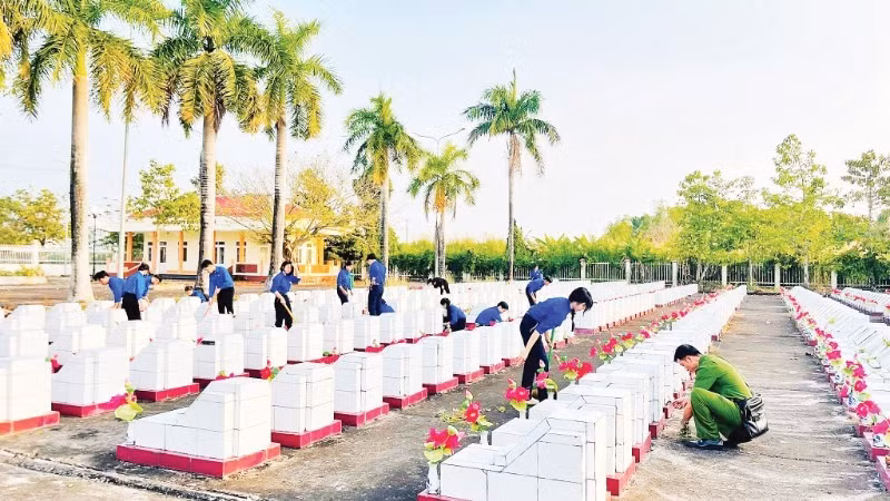 Youth union members in An Giang Province organise cleaning activities, care for martyrs’ cemeteries, offer incense in commemoration, uphold the moral tradition of “When drinking water, remember its source”, and express deep gratitude to heroic martyrs. (Photo: An Giang Provincial Youth Union)