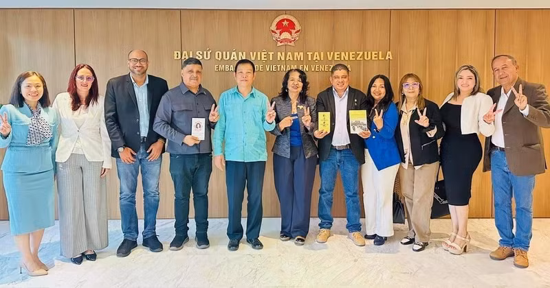 Ambassador Vu Trung My receives the delegation of the Homeland for All Party (PPT). (Photo provided by the Embassy of Viet Nam in Venezuela)