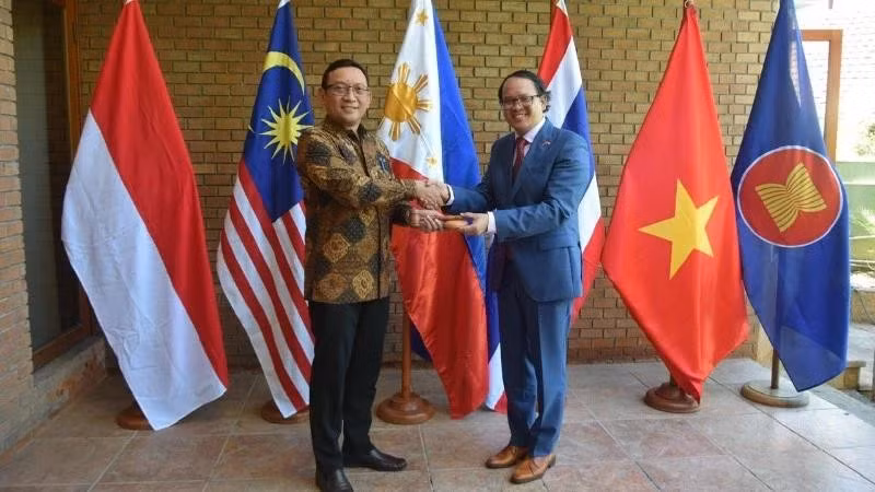 Ambassador Nguyen Viet Cuong hands over the rotating Chairmanship of the ASEAN Committee in Santiago, Chile to the Ambassador of Indonesia. (Photo provided by the Embassy of Viet Nam in Chile)