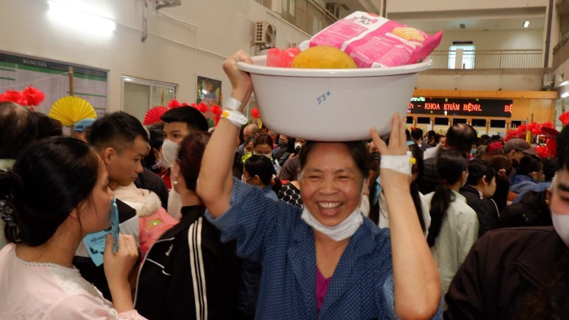 Although wearing an IV cannula, patients are cheerful and happy at the “0 VND” market.