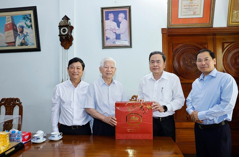 From right: National Assembly Chairman Tran Thanh Man (2nd) visits and extends New Year greetings to former State President Nguyen Minh Triet (3rd) on February 12. (Photo: NDO)