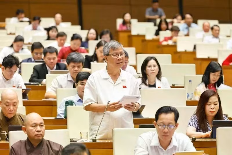 A legislator comments on a draft law at a plenery of the National Assembly's ongoing 9th session. (Photo: VNA)