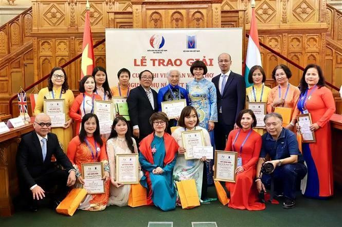 Vietnamese Ambassador to Hungary Bui Le Thai poses for a photo with delegates at the contest award ceremony. (Photo: VNA)