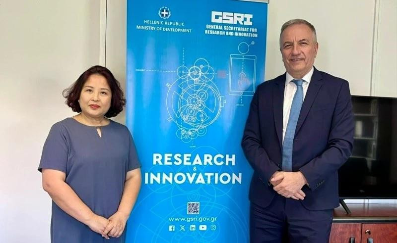 Ambassador Pham Thi Thu Huong and Deputy Minister Stavros Kalafatis. (Photo: Embassy of Viet Nam in Greece)