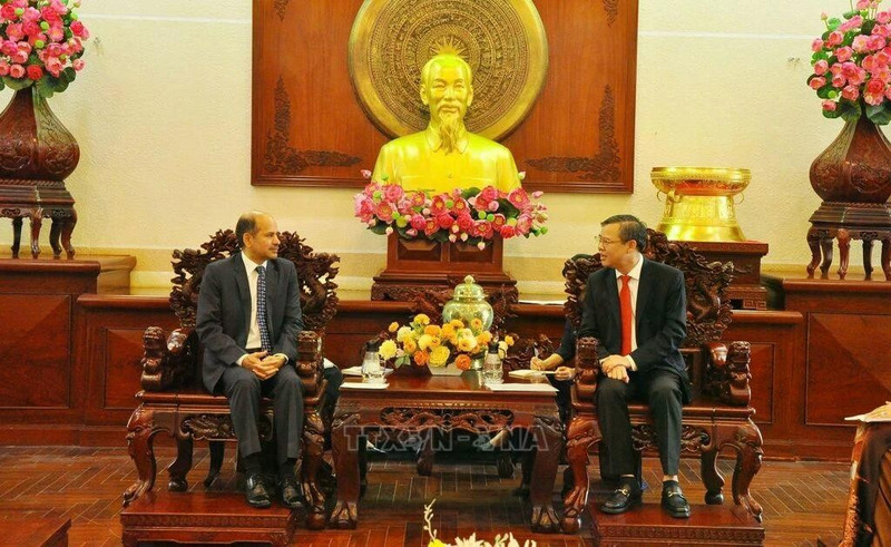 Chairman of the People’s Committee of Can Tho city Truong Canh Tuyen holds talks with Indian Ambassador to Vietnam Sandeep Arya on June 17. (Photo: VNA)