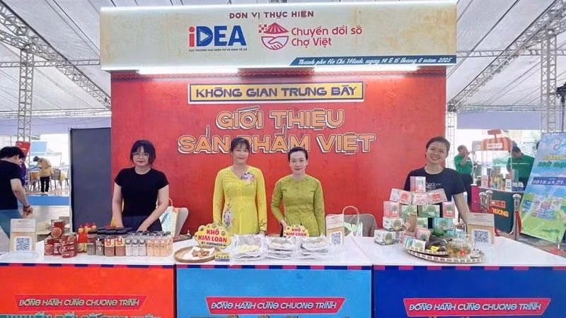 Display space showcasing Vietnamese products at the event. (Photo: Organising Committee)
