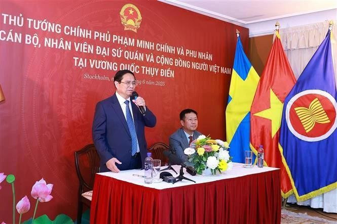 PM Pham Minh Chinh speaks at the meeting with staff of the Vietnamese Embassy and representatives of the Vietnamese community in Sweden on June 11. (Photo: VNA)