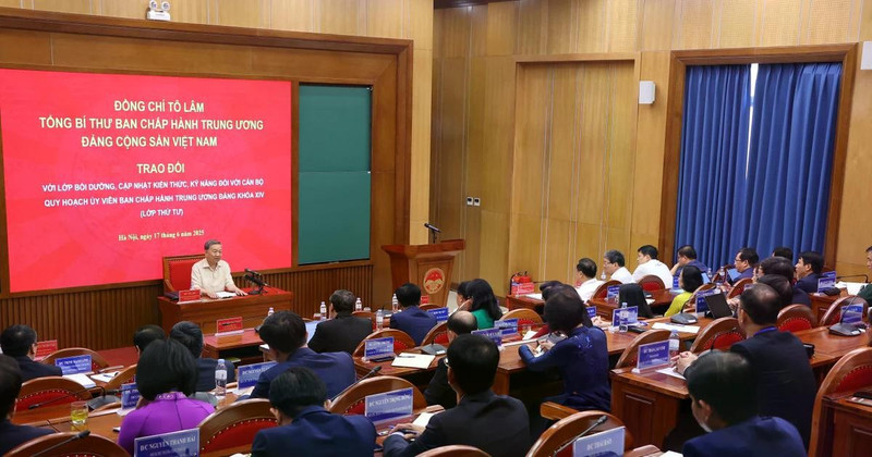 Party General Secretary To Lam talks to planned personnel groomed for membership of the 14th Party Central Committee on June 17. (Photo: VNA)