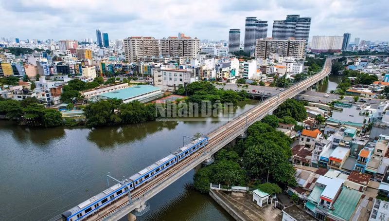 After nearly a year in operation, metro line No.1 has become familiar to residents. Travelling from the eastern part of the City to central Ho Chi Minh City now takes less than 30 minutes, replacing prolonged congestion on Ha Noi Highway.