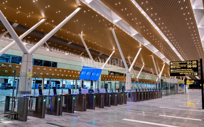 Featuring four above-ground floors and one basement level, 90 traditional check-in counters, 20 automated bag-drop counters, 42 check-in kiosks and 25 security checkpoints, Terminal T3 doubles the service capacity of Tan Son Nhat Airport.
