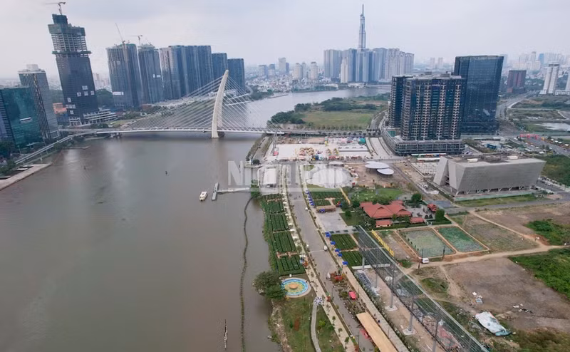 The bridge features a 200m cable-stayed span and a 113m dragon-shaped tower. From the Ton Duc Thang–Le Duan intersection, the bridge connects directly to Mai Chi Tho Boulevard, opening a gateway for the development of the new Thu Thiem urban area.