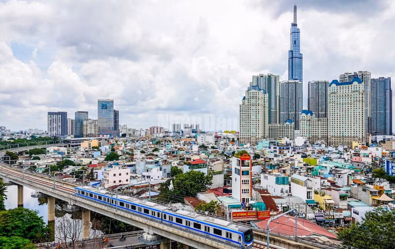 With its introduction, the metro has helped reduce pressure on ground traffic, improve air quality and stimulate commercial–service development along the route. Metro line No.1 has now become part of the daily rhythm of a dynamic, modern City.