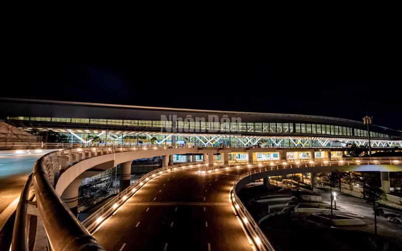 With a total investment of nearly 11 trillion VND, a floor area of more than 112,000m² and a designed capacity of 20 million passengers/year, Terminal T3 officially commenced commercial operations in April 2025.