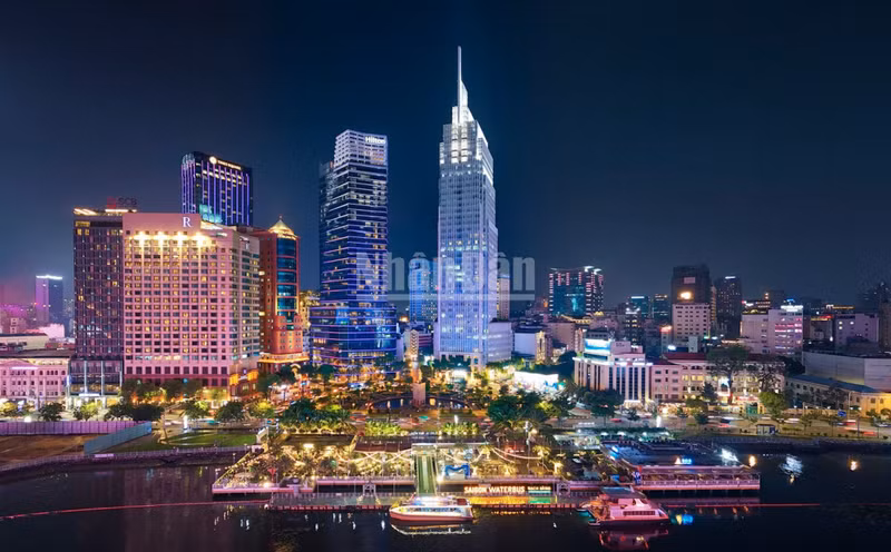 Covering more than 23,000m² with over 100 billion VND in investment, the project preserves most long-standing trees while adding granite-paved walking paths, green lawns, seating, lighting systems and a new passenger and tourist pier.