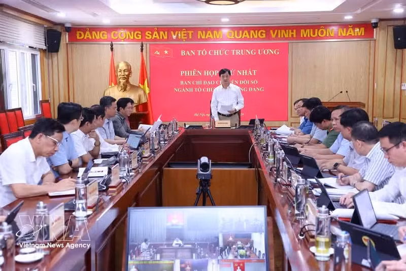 Politburo member, Secretary of the Party Central Committee and Chairman of its Organisation Commission Nguyen Duy Ngoc chairs the first meeting of the steering committee for digital transformation in the Party organisation and personnel sector in Ha Noi on May 13, 2026. (Photo: VNA)