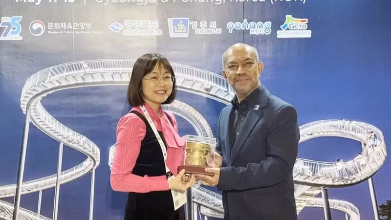 Nguyen Thi Hoa Mai, Deputy Director General of the Viet Nam National Authority of Tourism, presented a souvenir to PATA Chief Executive Officer Noor Ahmad Hamid. (Photo: TITC)