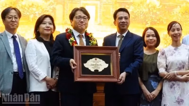The title of “Honorary Citizen of Hue City” is conferred on Kang Bong Jun (wearing a black shirt, on the left).