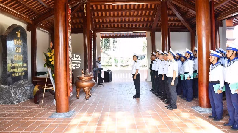Officers and soldiers of Battalion 563 offer incense in tribute to fallen heroes and martyrs. (Photo: Naval Region 5)