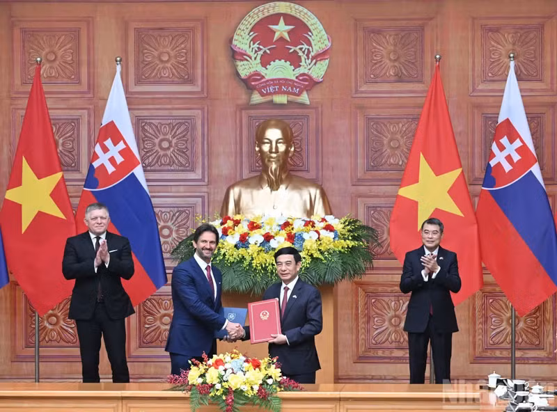 Vietnamese Prime Minister Le Minh Hung (R, back row) and his Slovak counterpart Robert Fico witness the exchange of the memorandum of understanding (MoU) between the Vietnamese Ministry of National Defence and the Slovak Ministry of Defence on cooperation in the defence industry. (Photo: Nhan Dan)