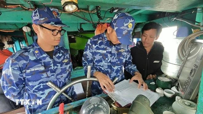 Officers of the Viet Nam Coast Guard Region 2 Command step up communications efforts to encourage fishermen to comply with anti-IUU fishing regulations. (Photo: VNA)