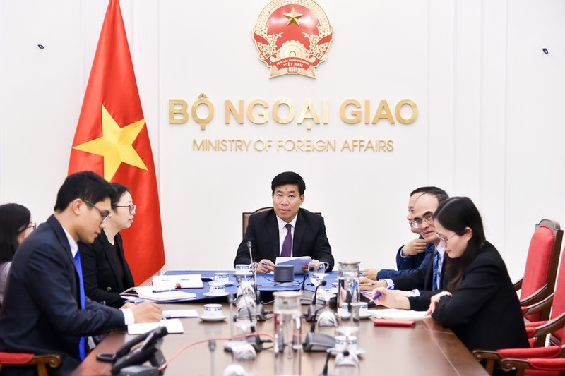 Vietnamese Deputy Minister of Foreign Affairs Nguyen Manh Cuong (centre) in the phone talks with Philippine Undersecretary of Foreign Affairs for Policy Leo Herrera-Lim on March 5. (Photo: Ministry of Foreign Affairs)