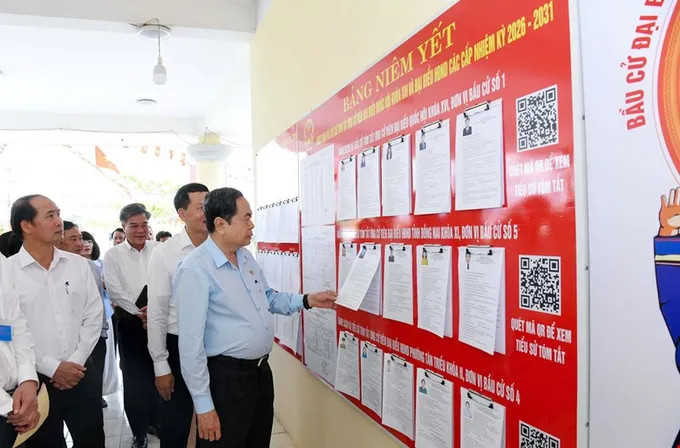 National Assembly Chairman Tran Thanh Man conducts an on-site inspection at constituency No. 4, polling station No. 17 in Tan Trieu ward, Dong Nai province. (Photo: sggp.org.vn)